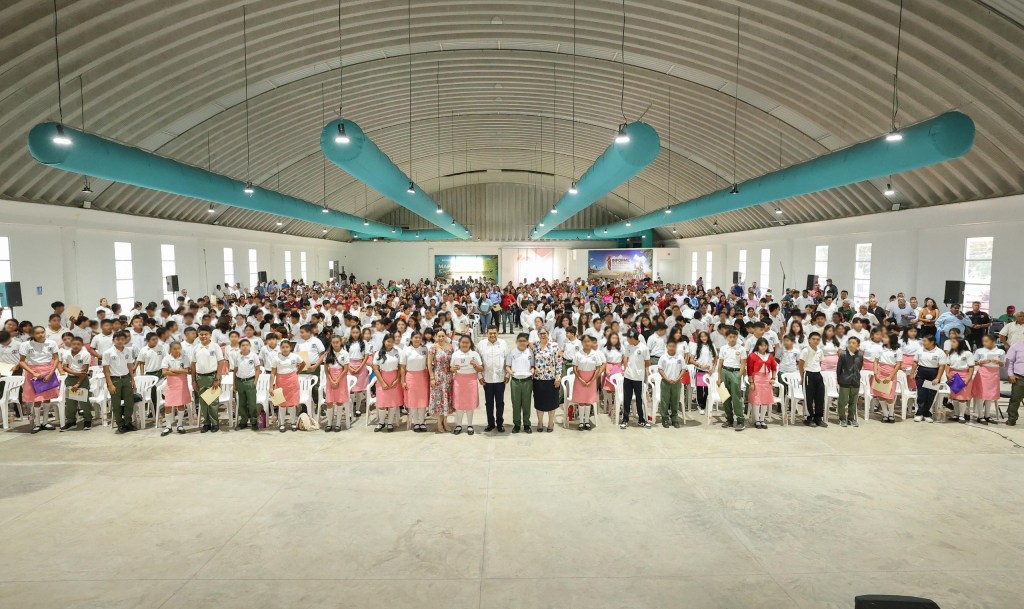 Entregan 2 mil 932 tabletas a estudiantes de la Región de los Ríos