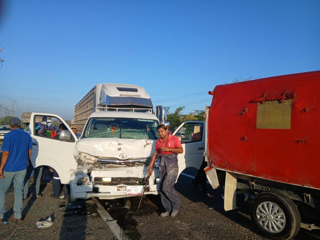 Carambola entre tráiler y cuatro vehículos deja al menos cuatro lesionados en la Cárdenas–Villahermosa