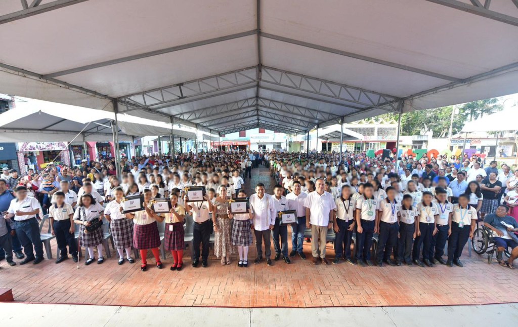 Entregan más de 2 mil 500 tabletas a estudiantes de la Región Sierra de&nbsp;Tabasco