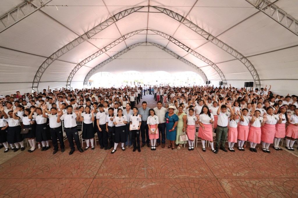 Gobierno de Tabasco entrega mil 755 tabletas a estudiantes de secundaria en Jalpa de&nbsp;Méndez