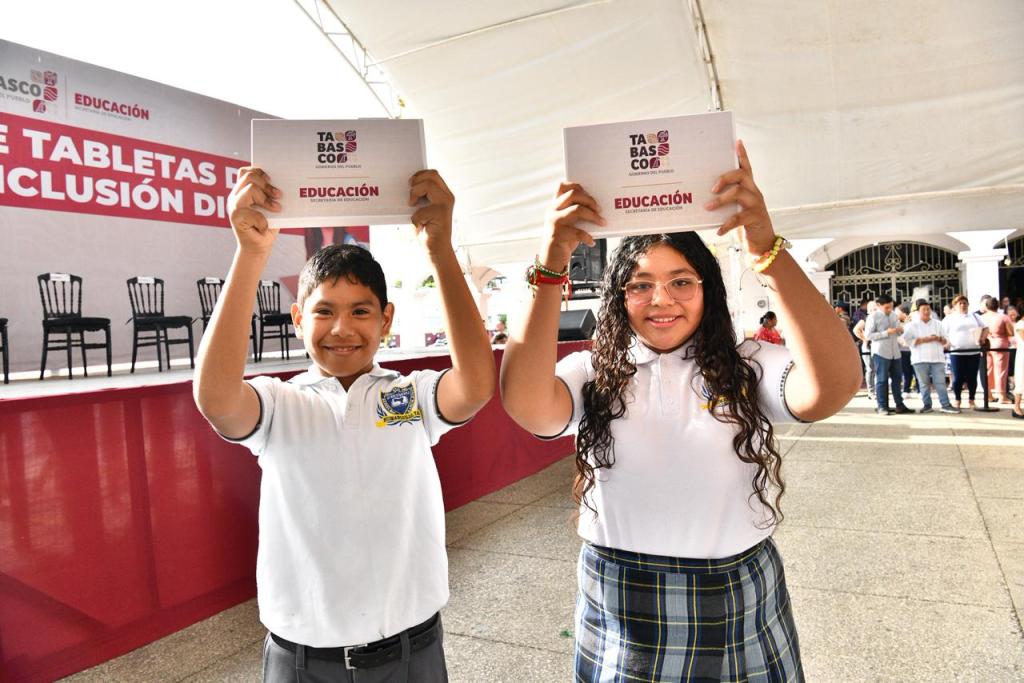 Gobierno de Tabasco entrega 3 mil 755 tabletas a estudiantes de secundaria en Huimanguillo