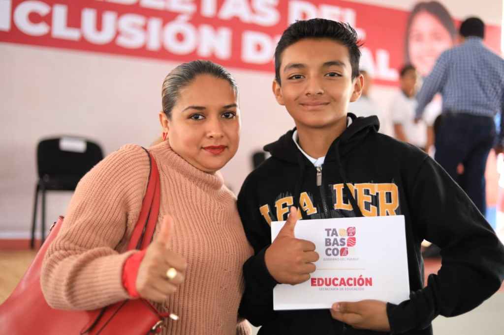 Entrega Gobierno de Tabasco más de 3 mil tabletas en Macuspana y 600 en Jonuta para reducir brecha&nbsp;digital