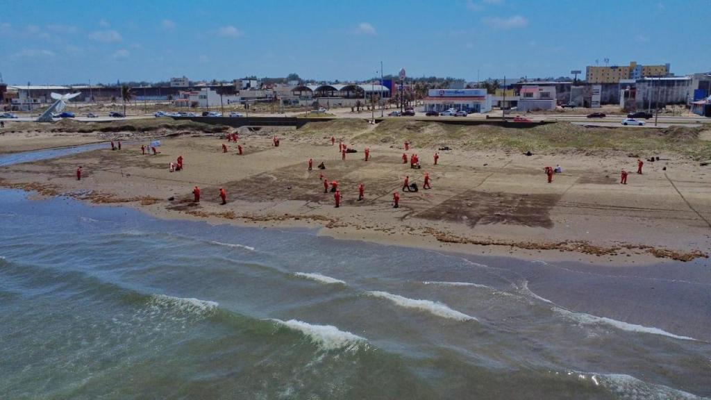 Refuerzan acciones para contener hidrocarburo en costas de Veracruz y&nbsp;Tabasco