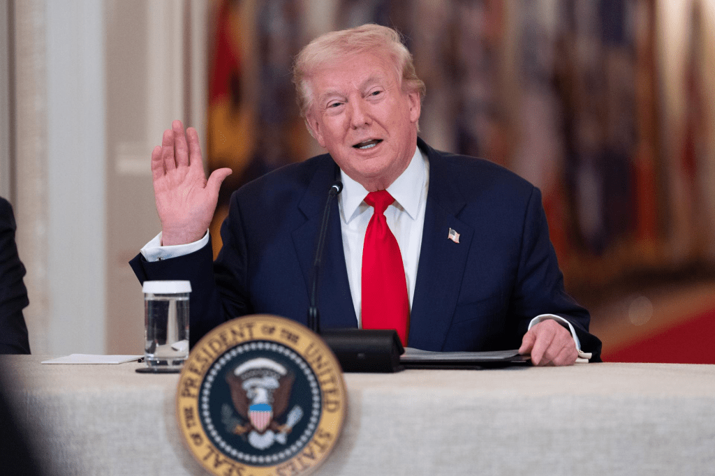 Trump afirma que Irán le pidió un alto el fuego y que lo considerará si reabre&nbsp;Ormuz