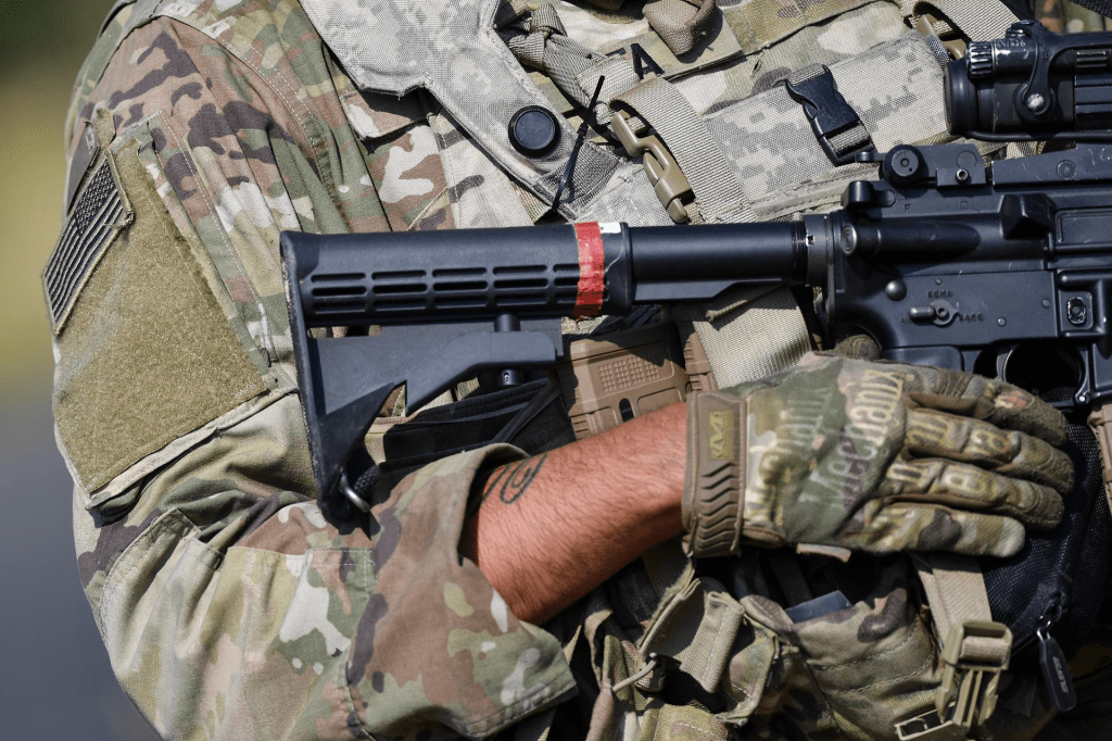 EE.UU. envía miles de soldados más a Medio Oriente, mientras Trump ve cerca el fin de la guerra