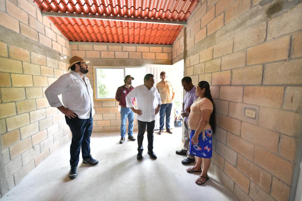 Supervisa Javier May construcción de viviendas en comunidades de&nbsp;Centro