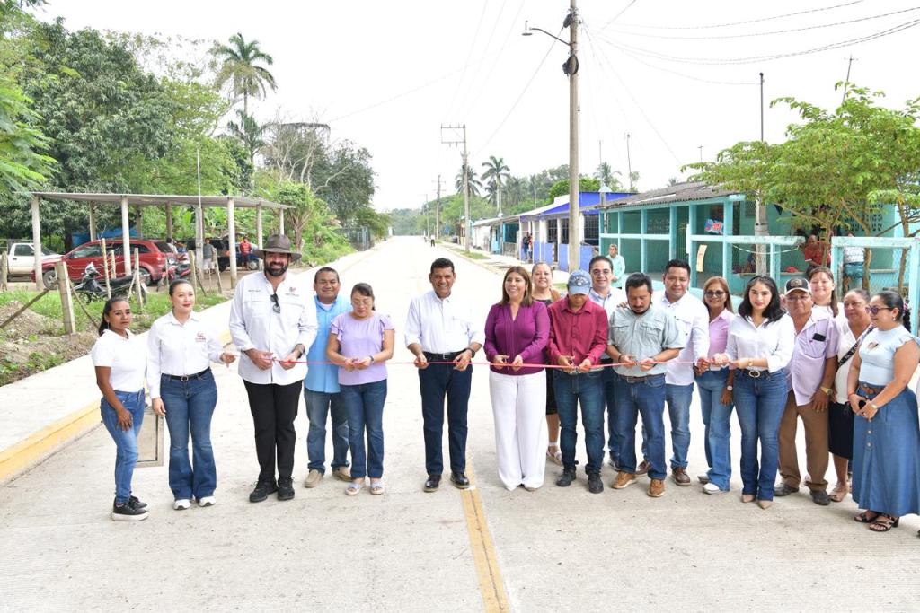 Entregan obra integral de pavimentación y drenaje en Huimanguillo con inversión de más de 17.8 mdp