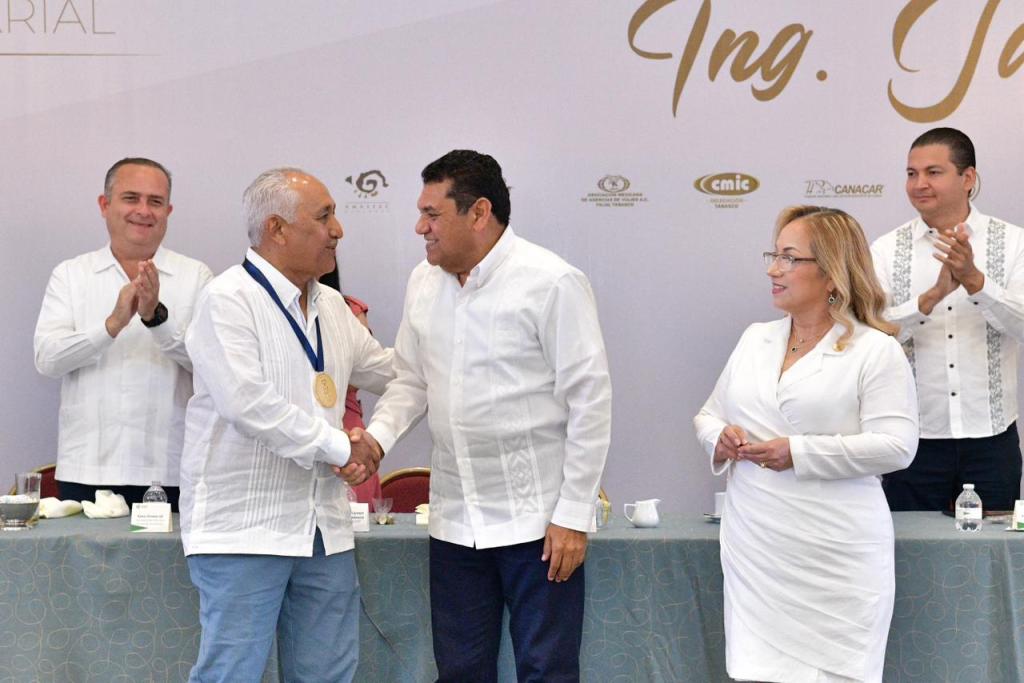 Reconocen trayectoria empresarial en Tabasco con Medalla al Mérito 2025