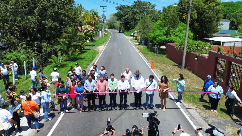 Infraestructura que transforma: entregan casi 28 km de carreteras en Comalcalco