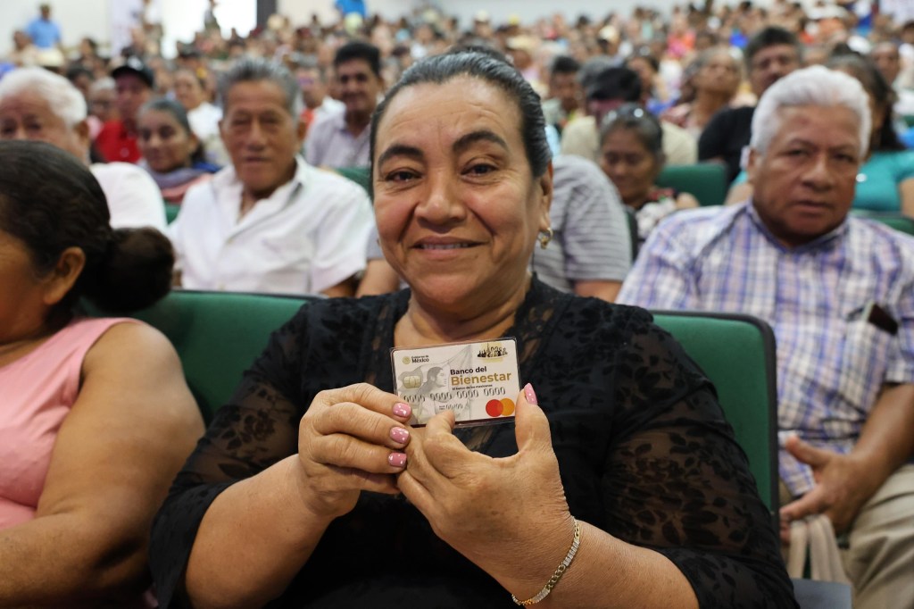 Entregan en Cárdenas tarjetas de programas Bienestar a adultos mayores y&nbsp;mujeres