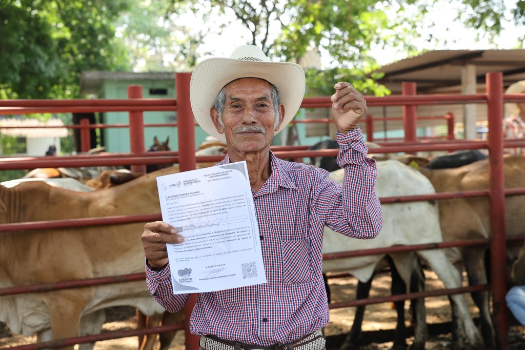 Entregan primeros paquetes de Crédito Ganadero a la Palabra en&nbsp;Huimanguillo