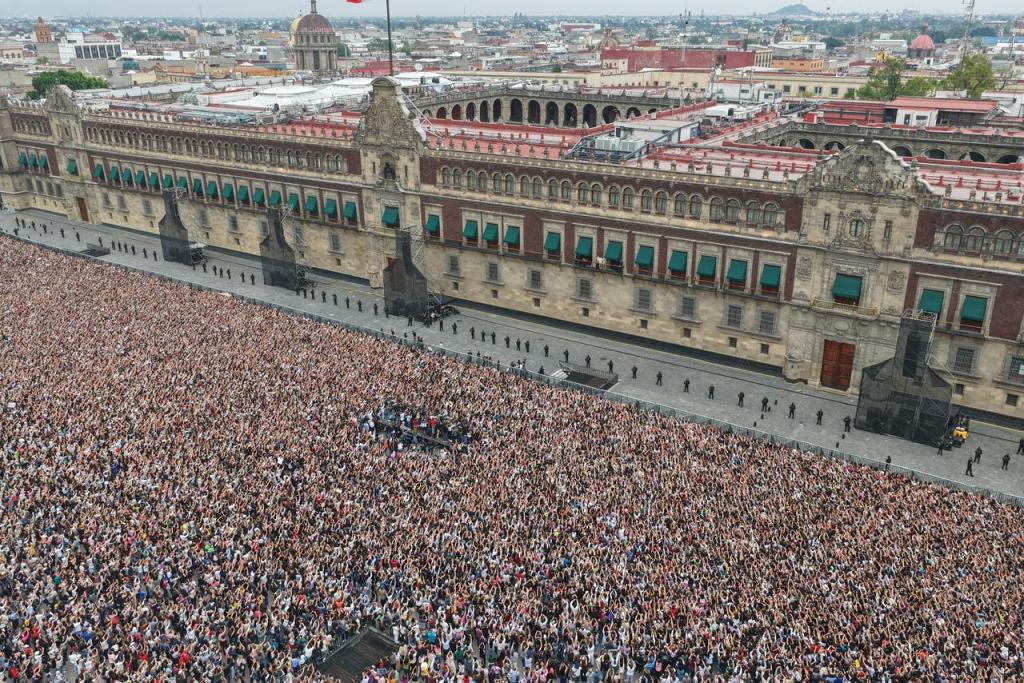 Claudia Sheinbaum recibe a BTS en Palacio Nacional ante 50 mil fans en el&nbsp;Zócalo