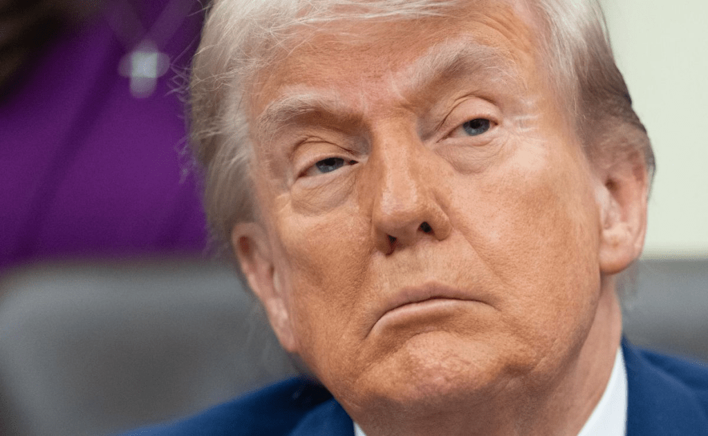 Trump confirma la suspensión del impuesto federal a la gasolina por altos&nbsp;precios