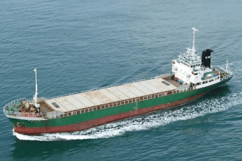 Estados Unidos ataca un barco que intentaba romper el bloqueo a Irán, cerca del estrecho de&nbsp;Ormuz