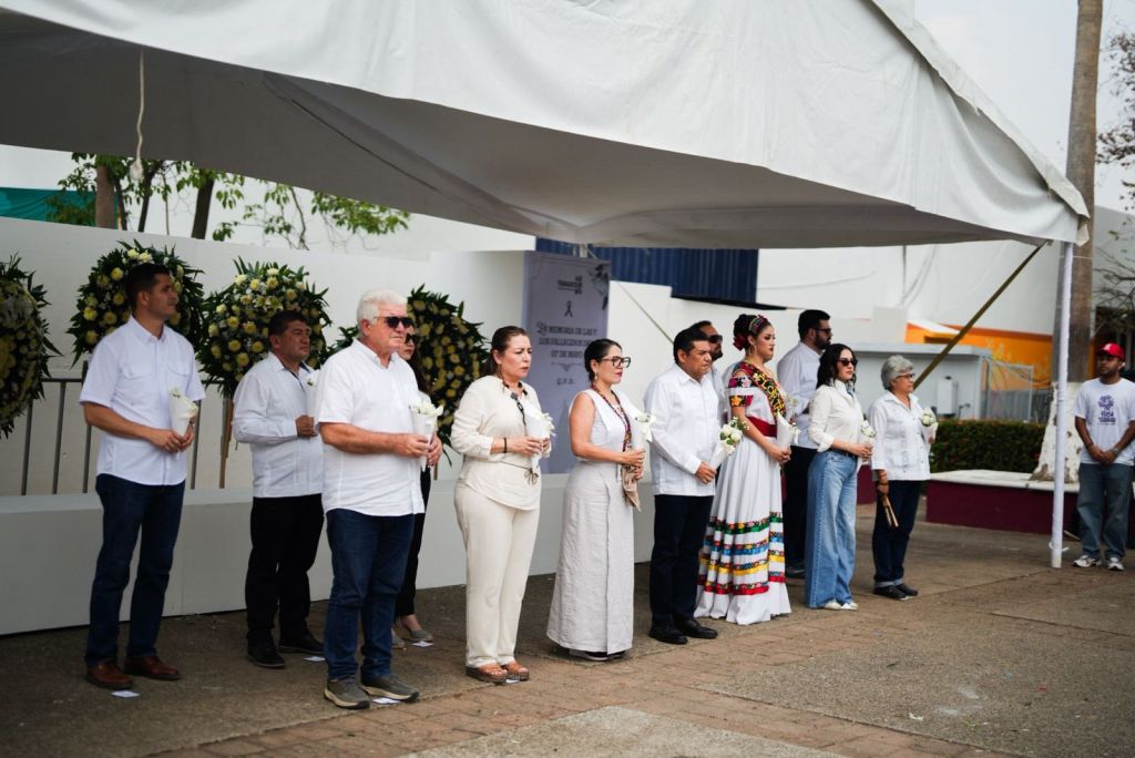 Rinde Javier May homenaje a víctimas del incidente en la Nave 1 del Parque&nbsp;Tabasco