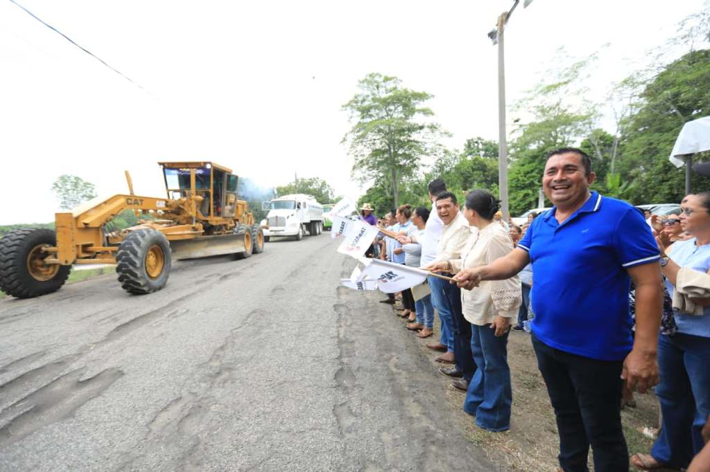 Bajo intensa lluvia, Javier May arranca obras carreteras en comunidades de&nbsp;Centro