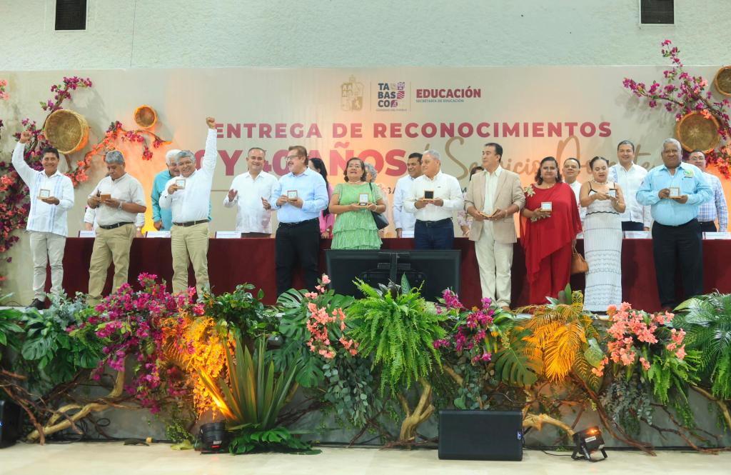 Reconocen a 899 maestras y maestros por 30 y 40 años de servicio en Tabasco