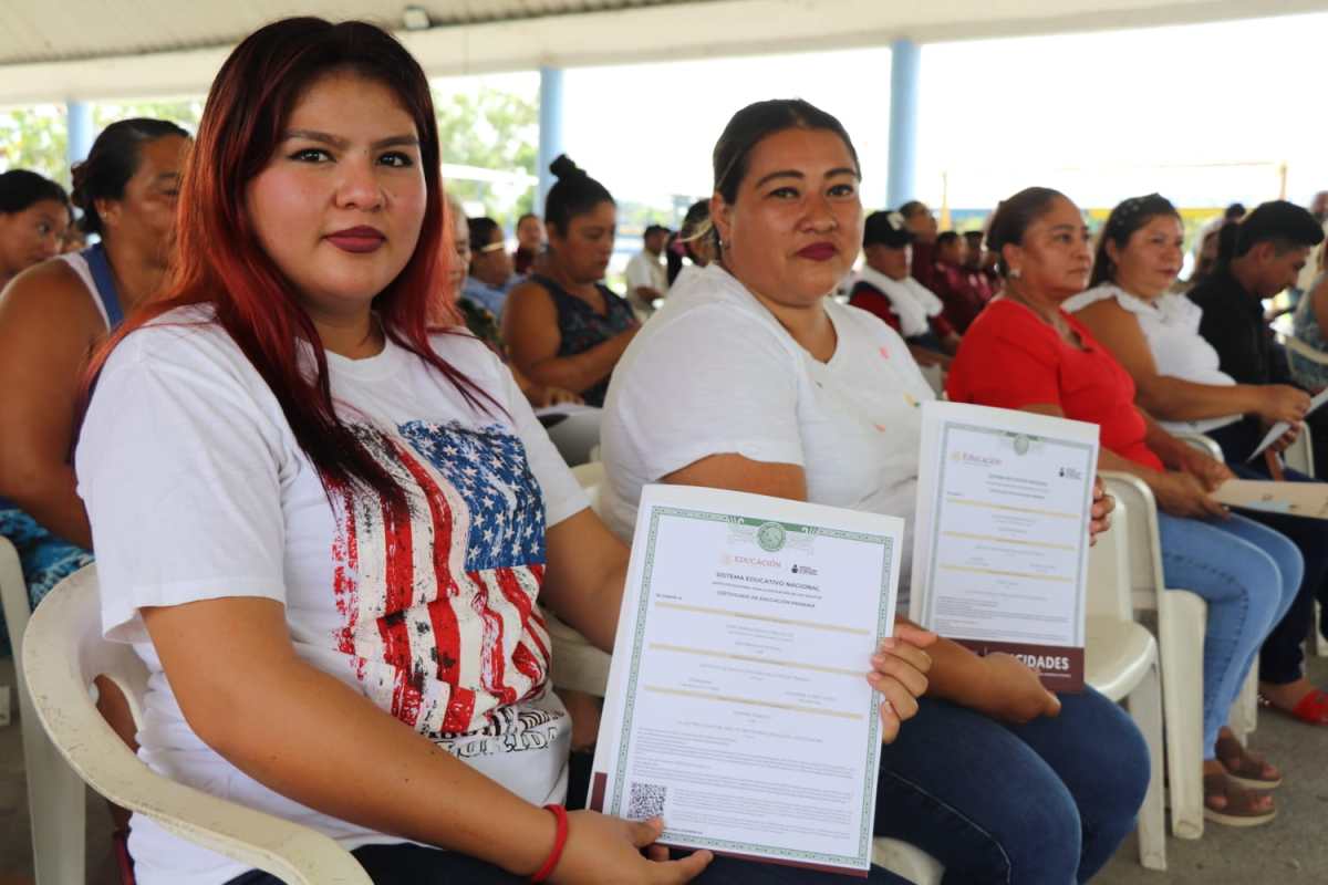 Entregan certificados de educación básica a jóvenes y adultos en Cárdenas