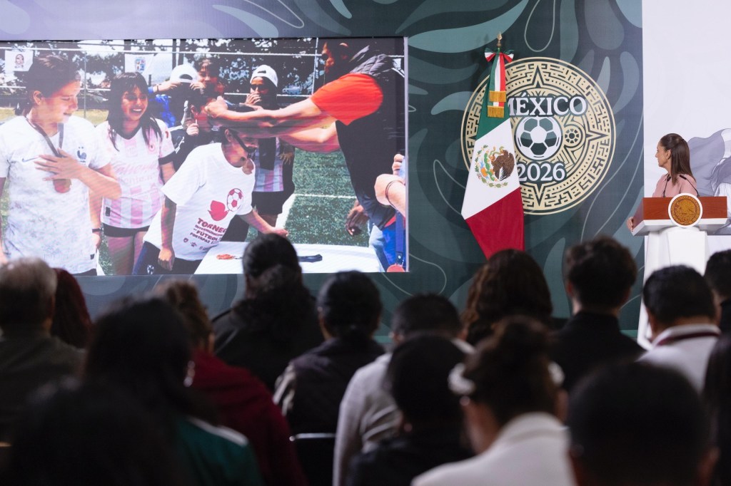 Gobierno de México entrega boletos del Mundial 2026 a participantes del Mundial&nbsp;Social