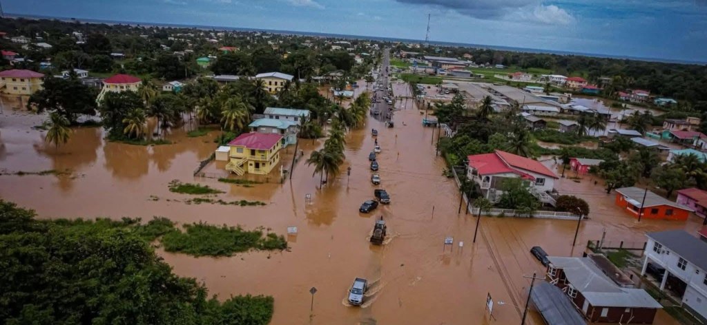 Fuertes lluvias provocan inundaciones en Dangriga, Belice