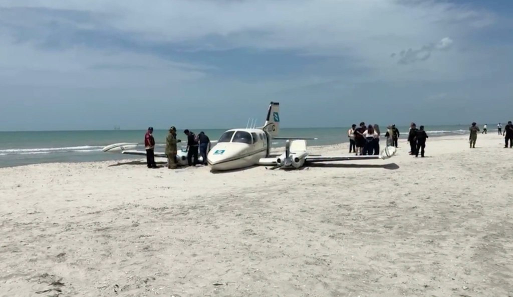 Avioneta realiza aterrizaje de emergencia en Playa Norte, Ciudad del Carmen; no hay&nbsp;lesionados