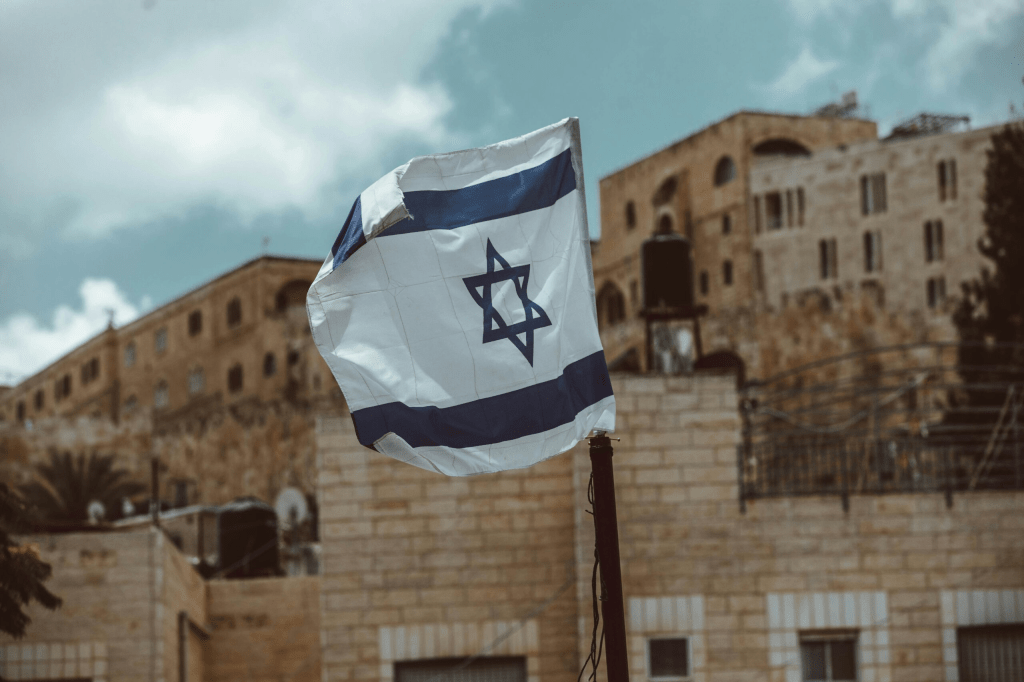 Israel acusa a Hezbolá de intensificar ataques desde Líbano y desplazar a miles de&nbsp;familias