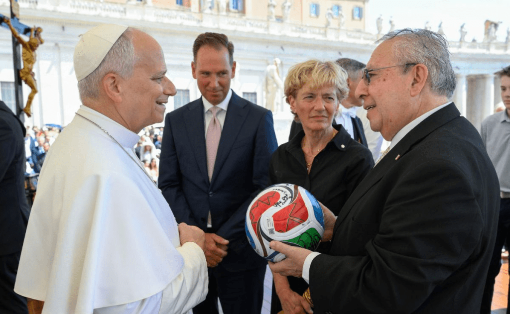Papa León XIV recibe un balón del Mundial 2026; pide que México, EE.UU. y Canadá mantengan&nbsp;cooperación