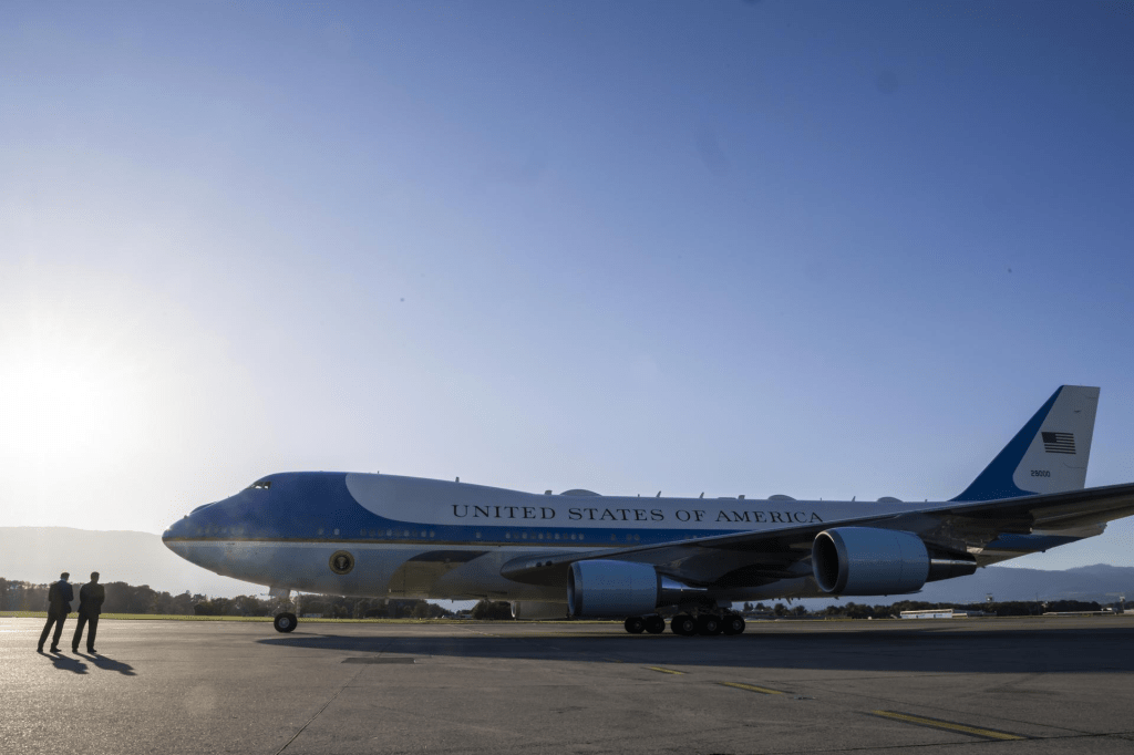 Trump desvela el nuevo Air Force One, un Boeing de lujo con los colores de la&nbsp;bandera