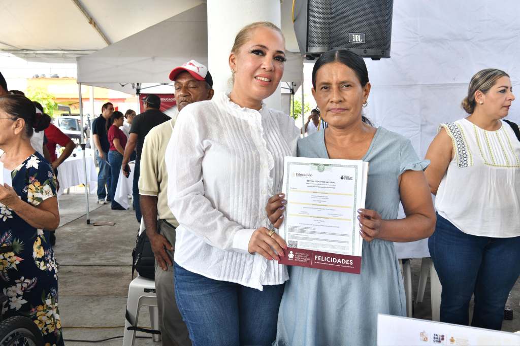 Madres de familia concluyen primaria y secundaria gracias al IEAT en Cunduacán