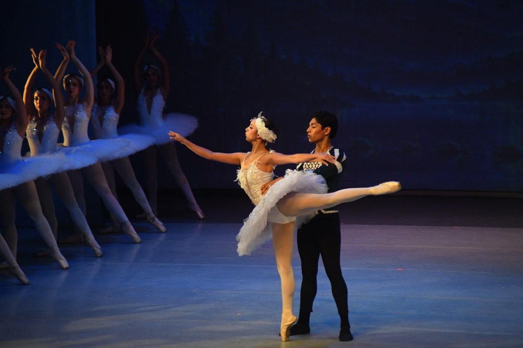 Ovacionan presentación de “El lago de los Cisnes” en el Teatro Esperanza Iris