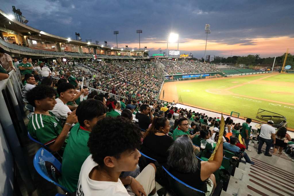 Miles de tabasqueños celebran triunfo de México sobre Corea del Sur en el Estadio&nbsp;Centenario