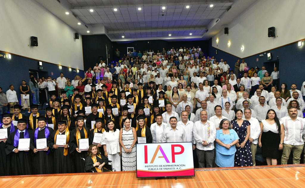 Llama Javier May a egresados del IAP a servir con ética, respeto y lealtad al pueblo de Tabasco