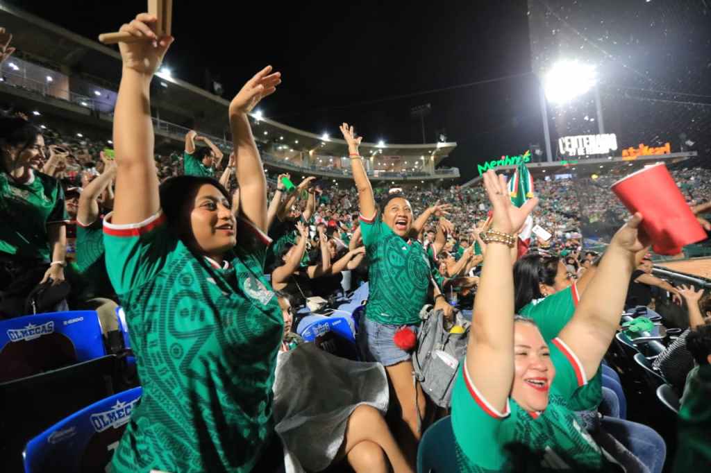 Tabasco celebra el triunfo de México en el Estadio&nbsp;Centenario