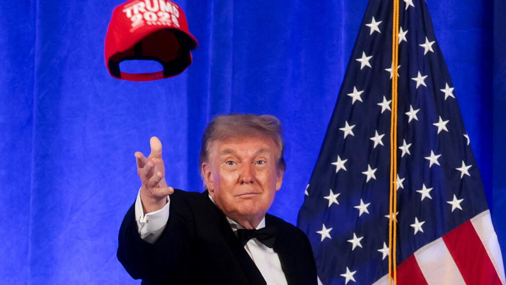 Trump vuelve a insinuar una candidatura en 2028 y aparece con gorra alusiva a un nuevo&nbsp;mandato
