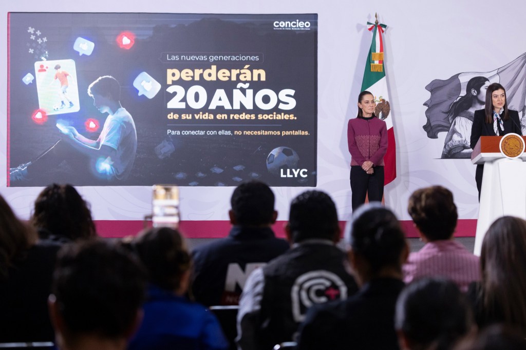 Sheinbaum llama a madres y padres a proteger a niñas, niños y adolescentes del uso excesivo de redes&nbsp;sociales