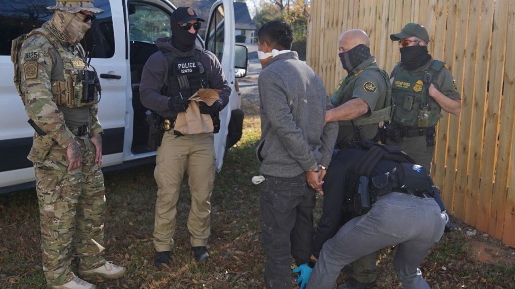 Latinos representaron el 96% de las deportaciones en Estados Unidos durante 2025, según&nbsp;informe