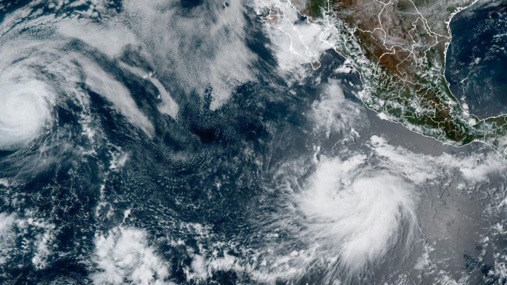 Huracán Genevieve continúa como categoría 4; se aleja de México, pero mantiene lluvias en el&nbsp;Pacífico