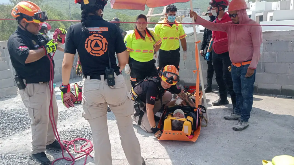 Trabajador resulta lesionado tras caer de tres metros en una obra en&nbsp;Monterrey