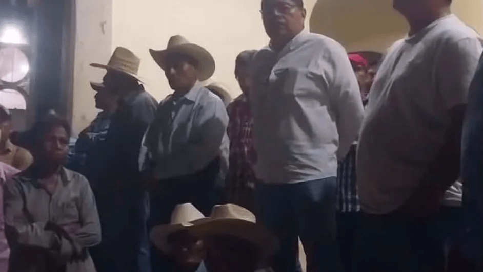 Familiares denuncian retención de funcionarios en Guerrero; exigen liberación de líder del&nbsp;CIPOG-EZ