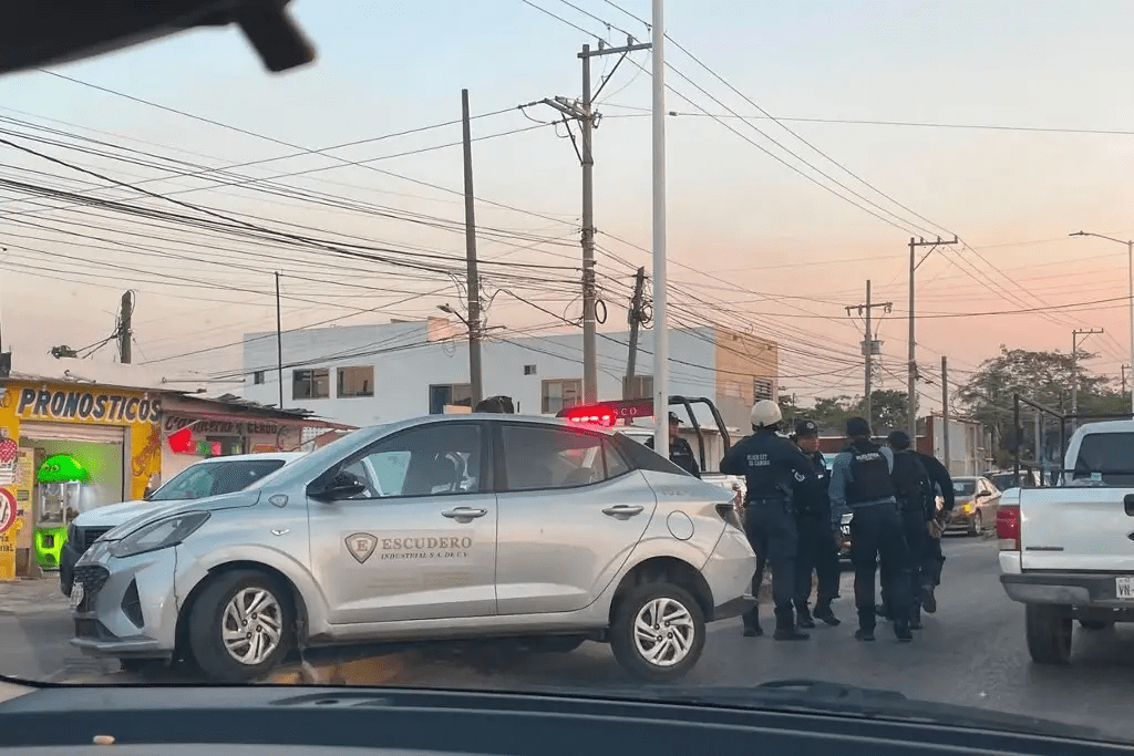 Vehículo termina sobre el camellón tras accidente en la carretera Villahermosa-La&nbsp;Isla