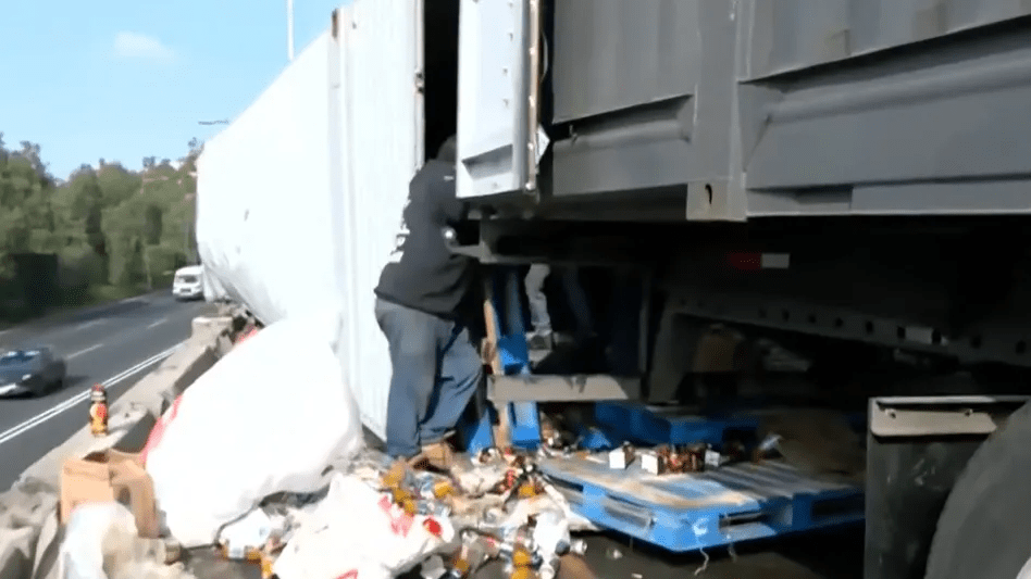 Tráiler vuelca en la autopista México-Pachuca y provoca caos vial hacia la&nbsp;CDMX