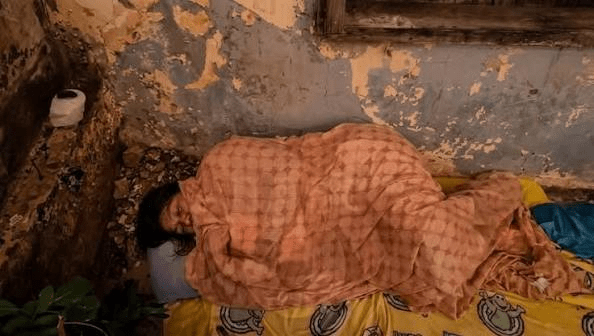 Investigan presunto abandono de adulta mayor bajo la lluvia en Centro,&nbsp;Tabasco