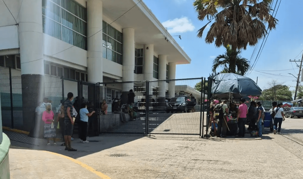 Persiste problema vial por estacionamiento frente al Hospital Juan Graham en&nbsp;Villahermosa