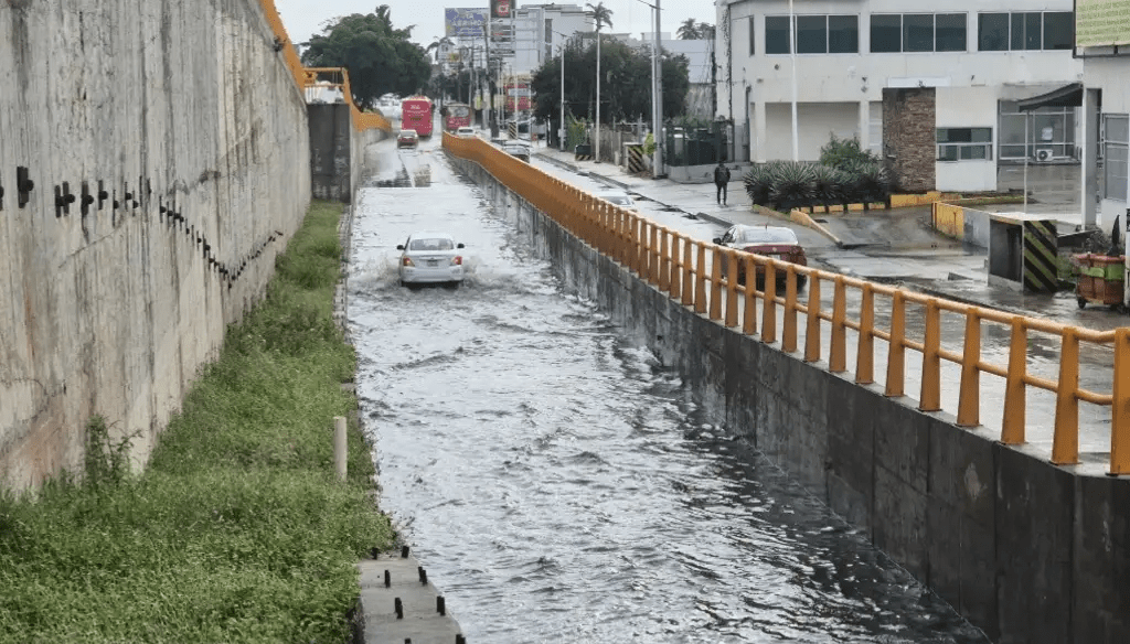 Reportan encharcamientos en el Distribuidor de Universidad tras intensas lluvias en&nbsp;Villahermosa
