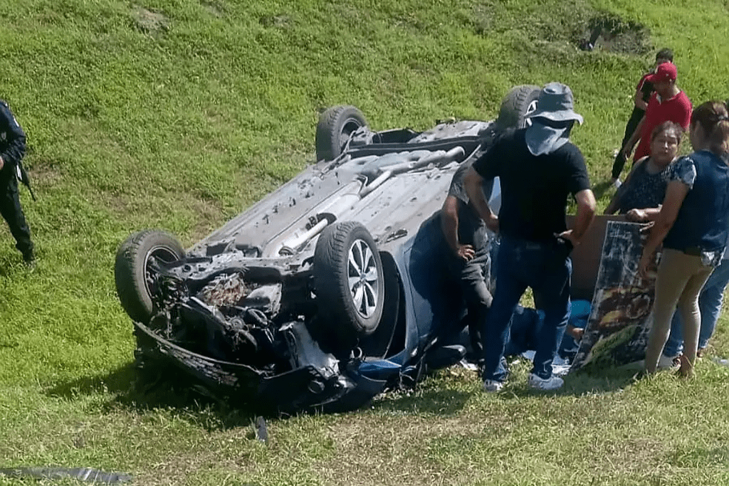 Vuelca automóvil en la carretera Cárdenas-Coatzacoalcos; conductor resulta&nbsp;lesionado