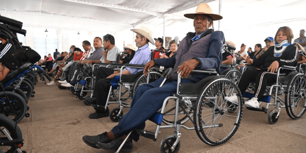 Entregan sillas de ruedas y apoyos a personas vulnerables en&nbsp;Centla