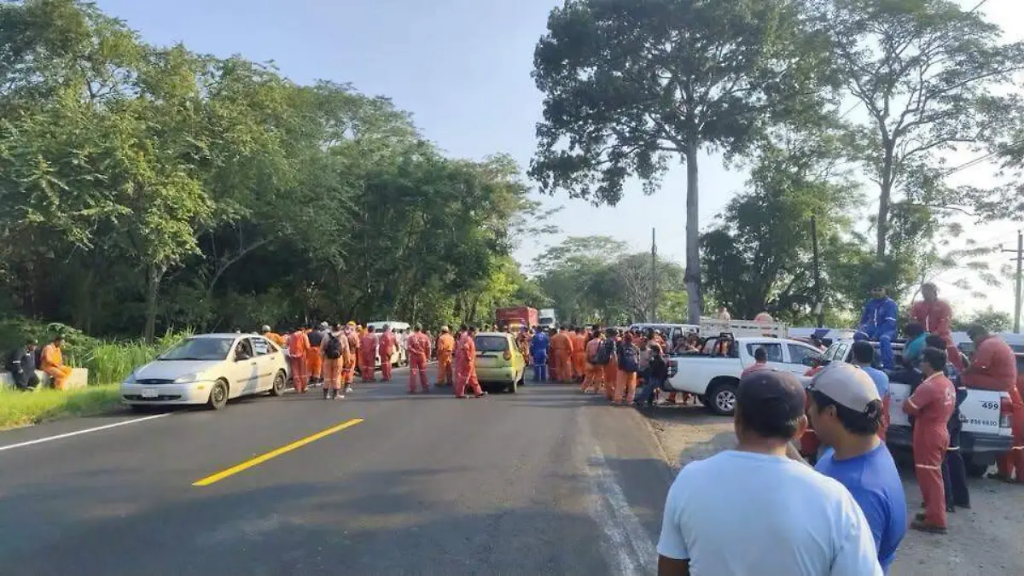 Trabajadores bloquean la carretera Villahermosa-Teapa a la altura del Campo Agave