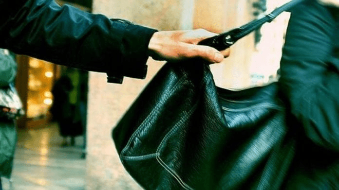 Asaltantes golpean a mujer en Tehuacán, pero se llevan la bolsa&nbsp;equivocada