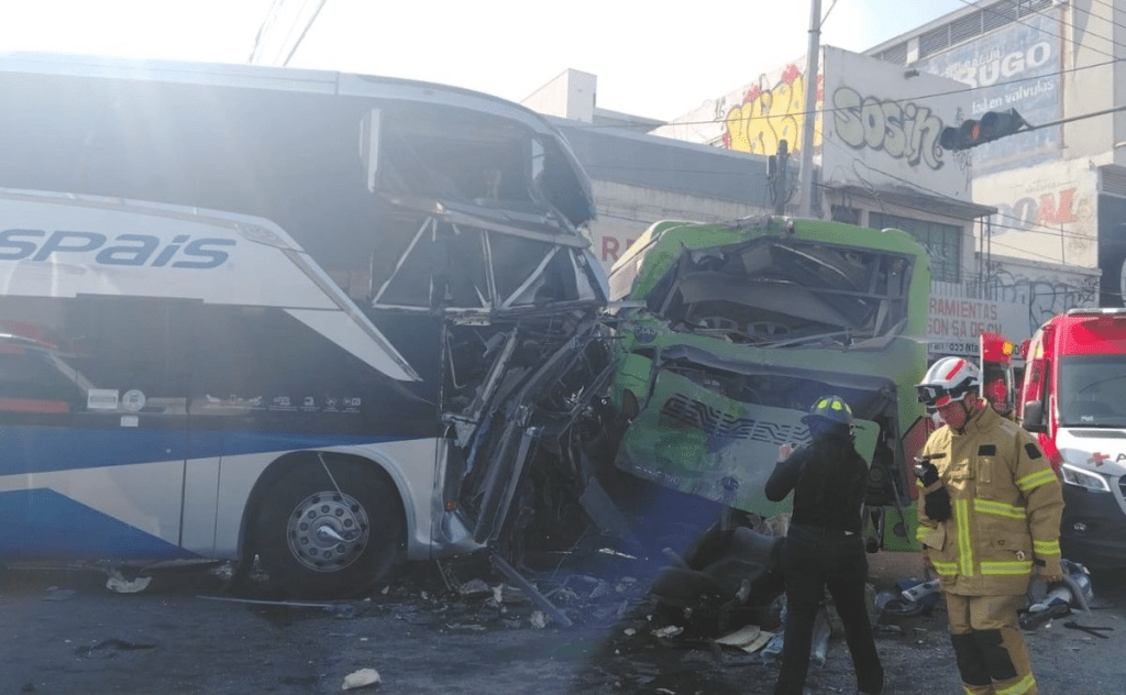 Investigan choque de camiones en Monterrey; conductor permanece delicado