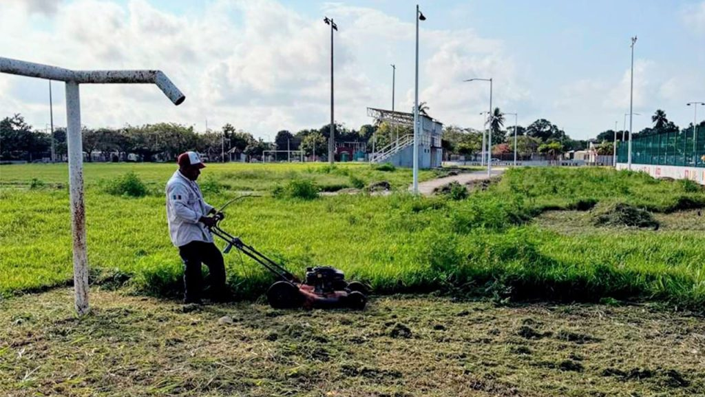 Dan mantenimiento a parques públicos de Centla